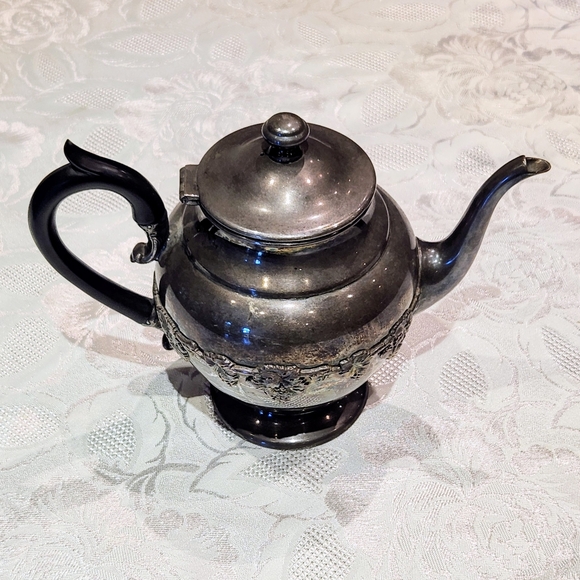 W. Rogers Grape & Vine pattern #1047 silver plated tea pot. W/ bakelite handle - Picture 3 of 12